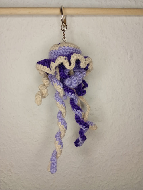 Gehäkelte Qualle – Schlüsselanhänger Lila-Weiß | Handmade in Germany
