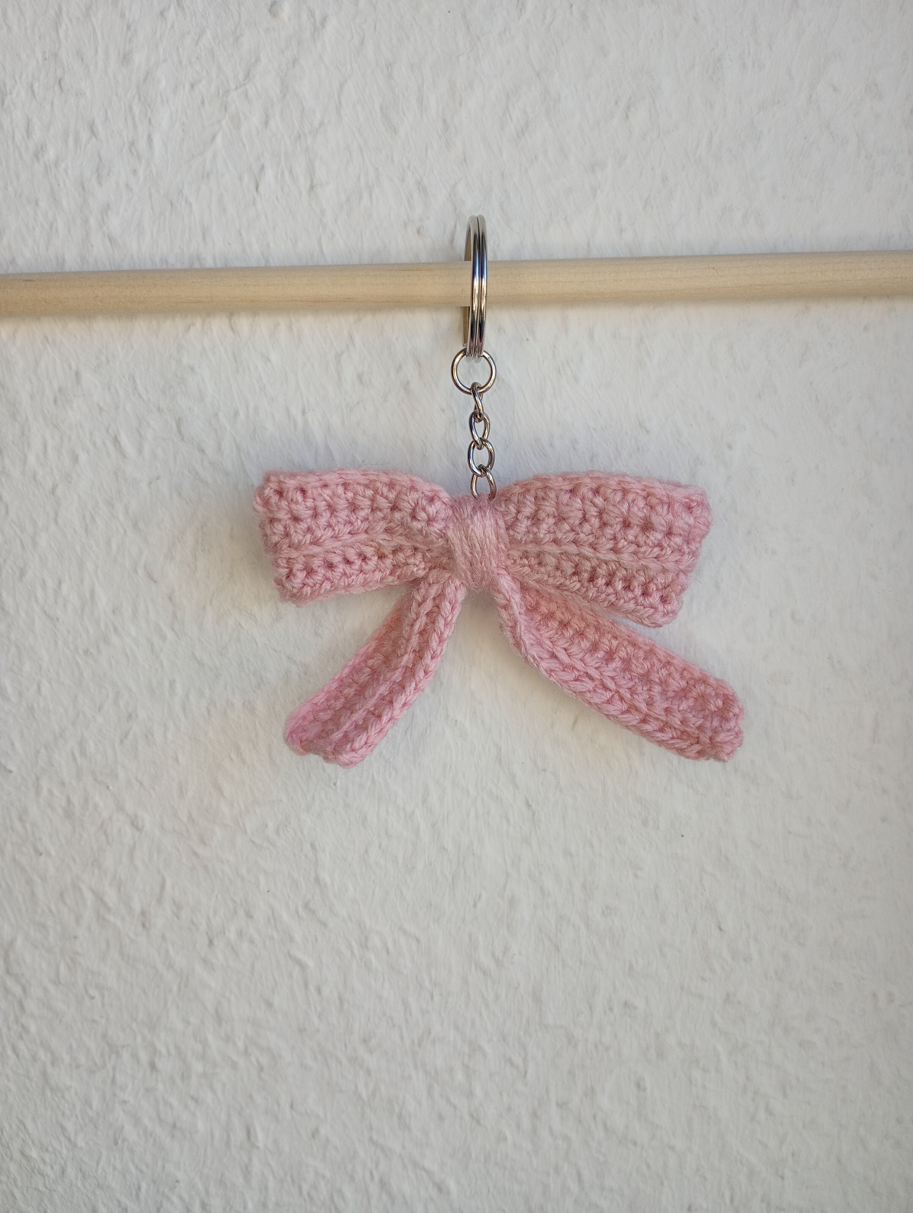 Gehäkelter Schleifen-Schlüsselanhänger Rosa – Produktbild