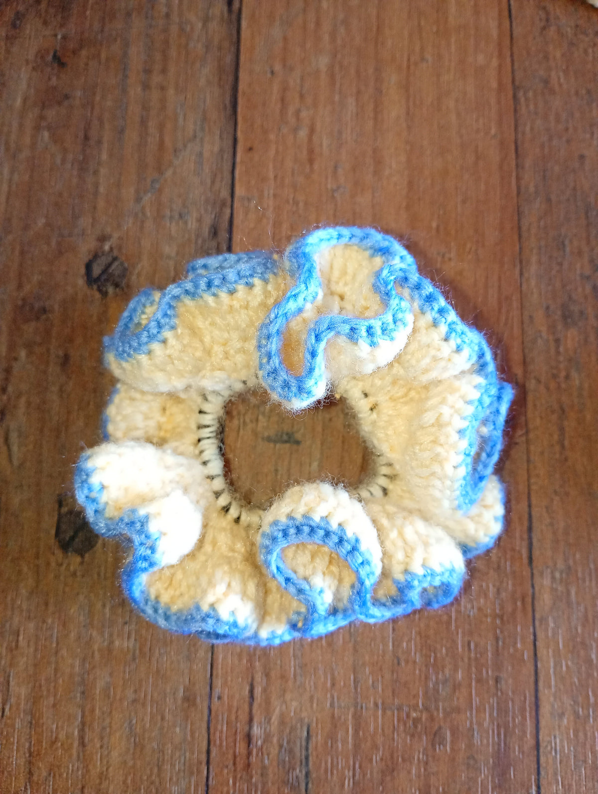 Gehäkelter Scrunchie Creme Blau – Vorderseite