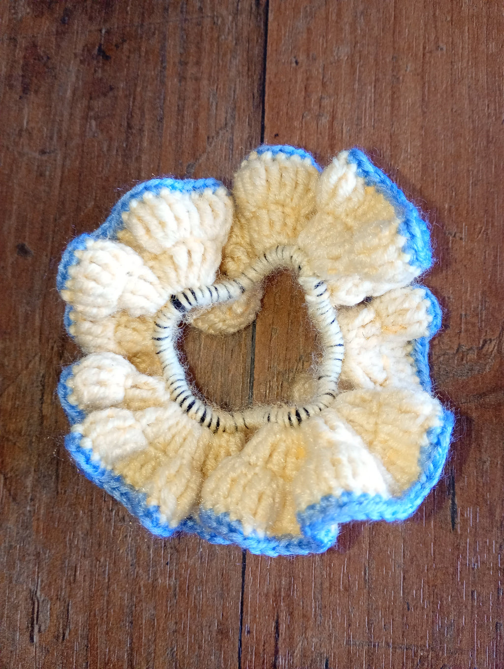 Gehäkelter Scrunchie Creme Blau – Rückseite
