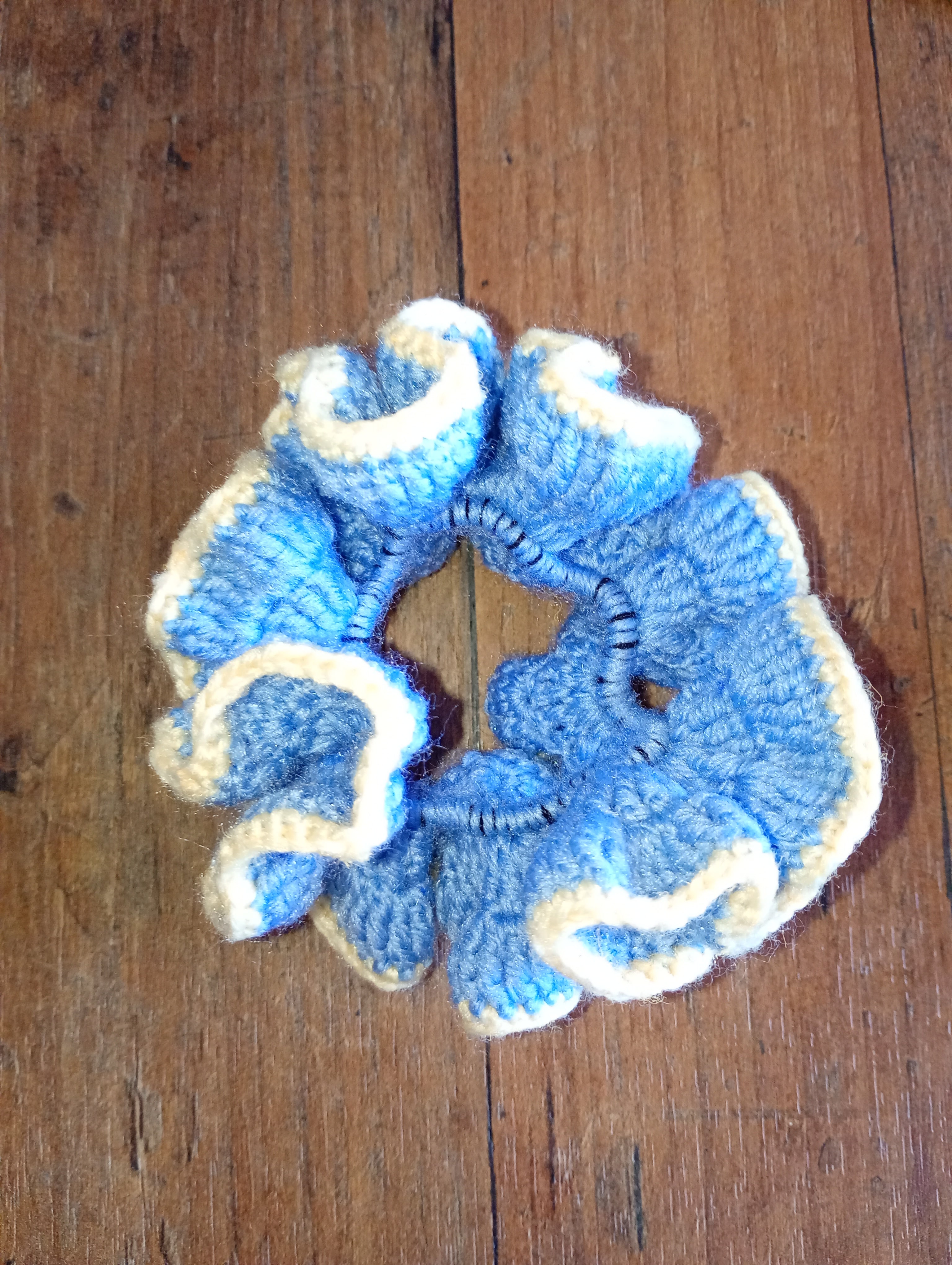 Gehäkelter Scrunchie Blau Creme – Vorderseite