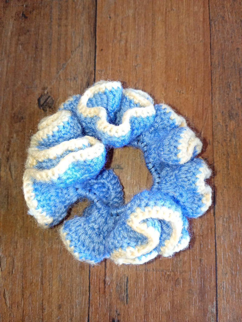 Gehäkelter Scrunchie Blau Creme – Rückseite