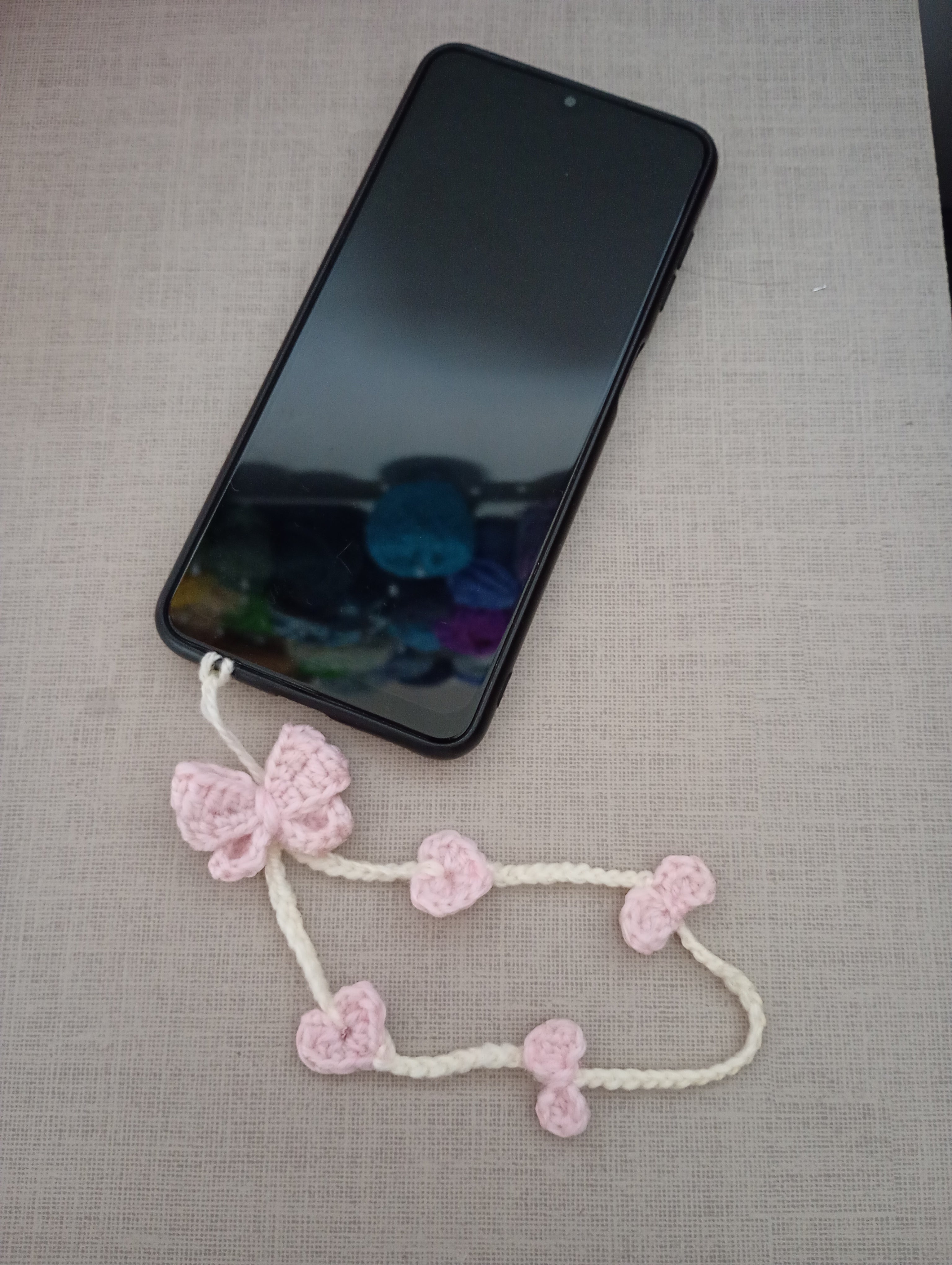 Phone Charm am Handy befestigt