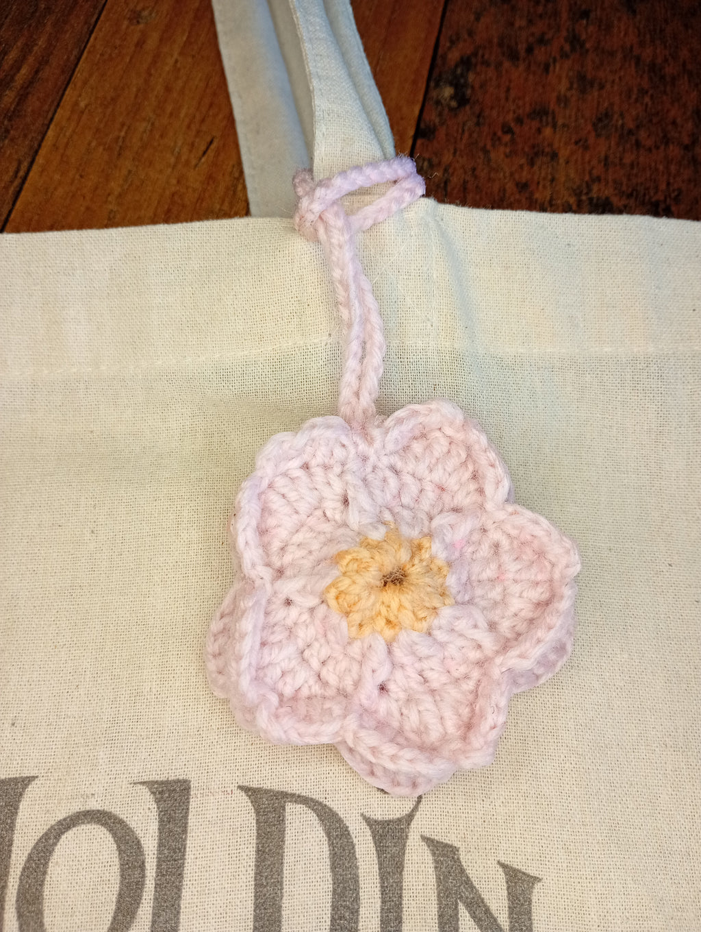 Sakura Anhänger an einer Tasche hängend