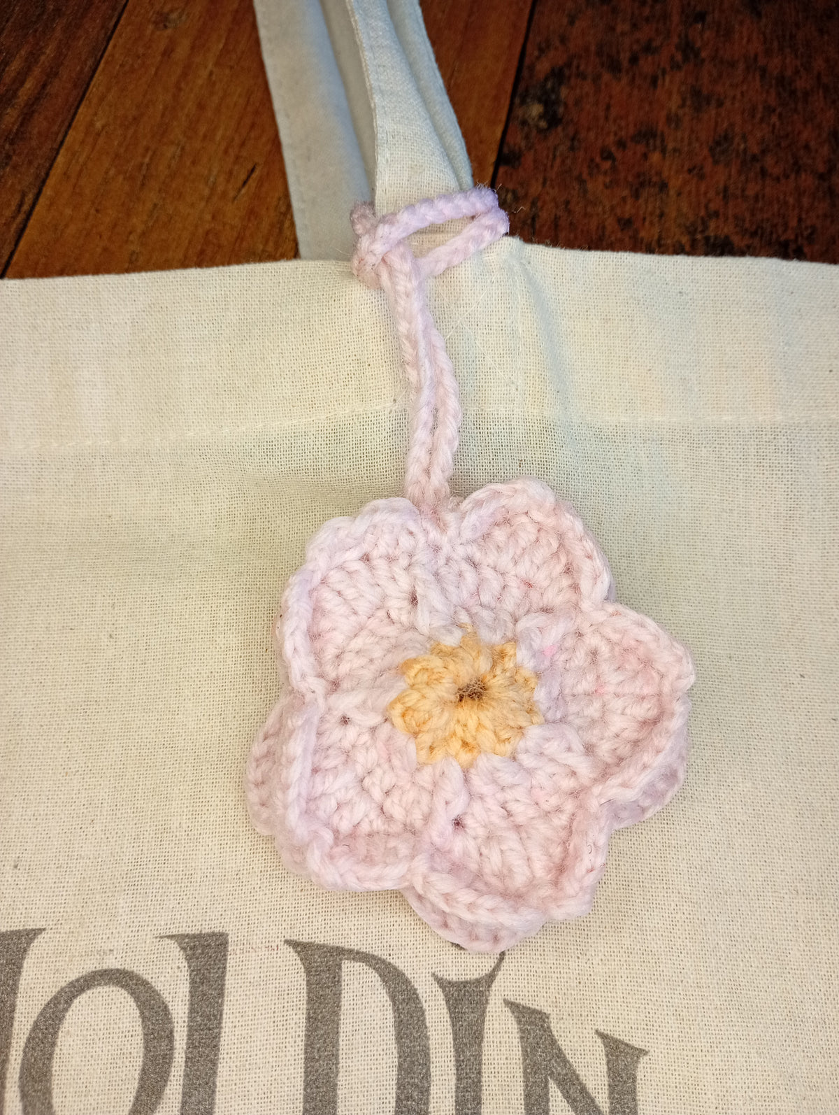 Sakura Anhänger an einer Tasche hängend
