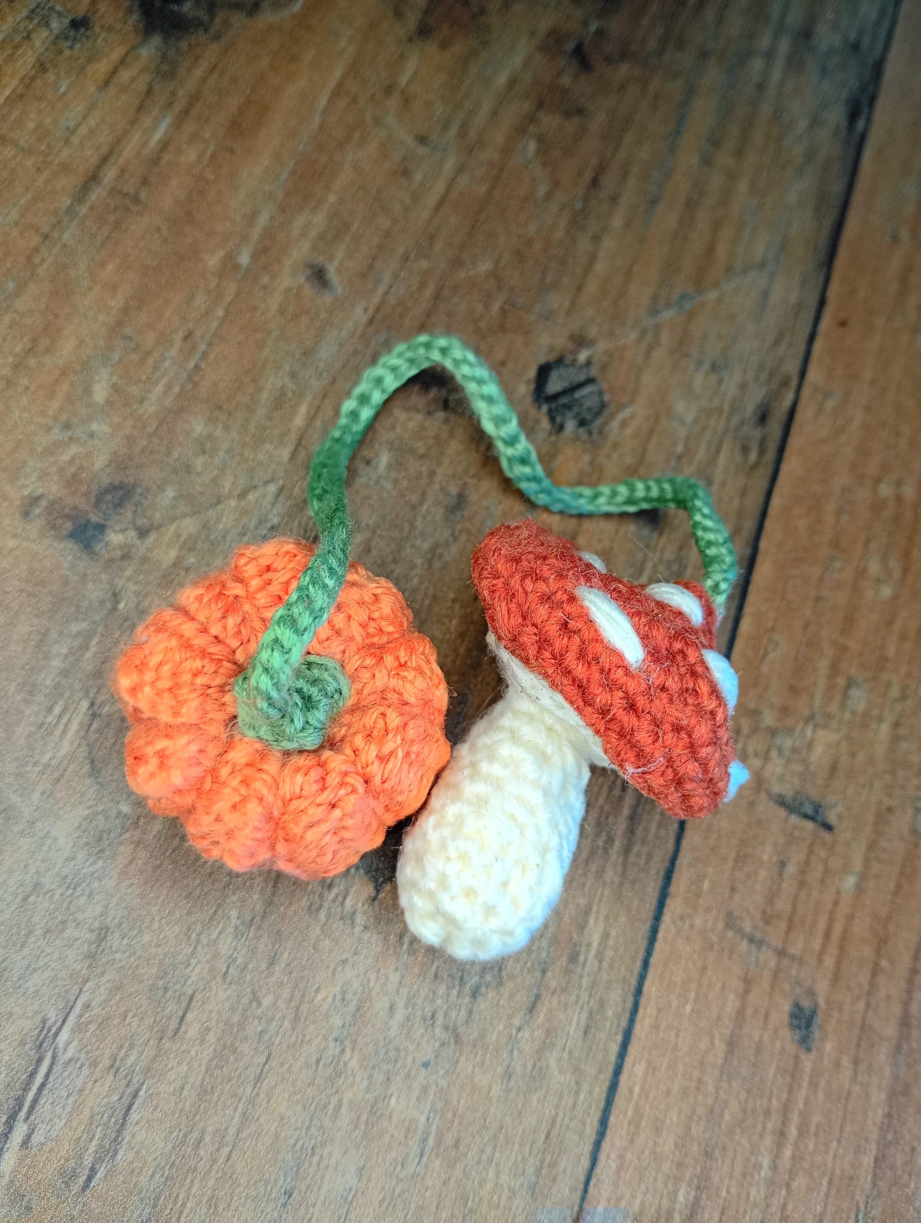 Gehäkelte Herbst-Deko Kürbis und Pilz – hängend