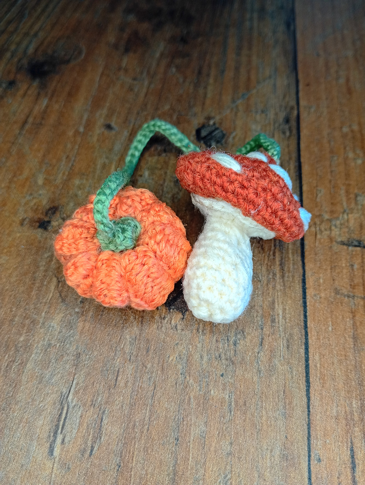 Gehäkelte Herbst-Deko Kürbis und Pilz – Ansicht 1