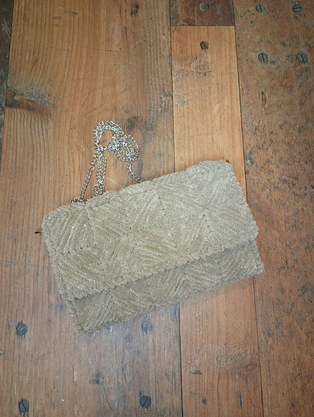Geöffnete handgehäkelte Clutch-Tasche mit Innenansicht