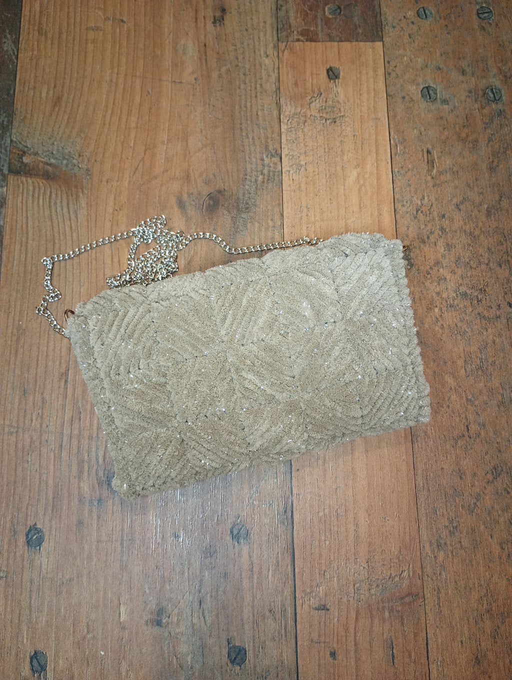 Rückseite der handgehäkelten Clutch-Tasche