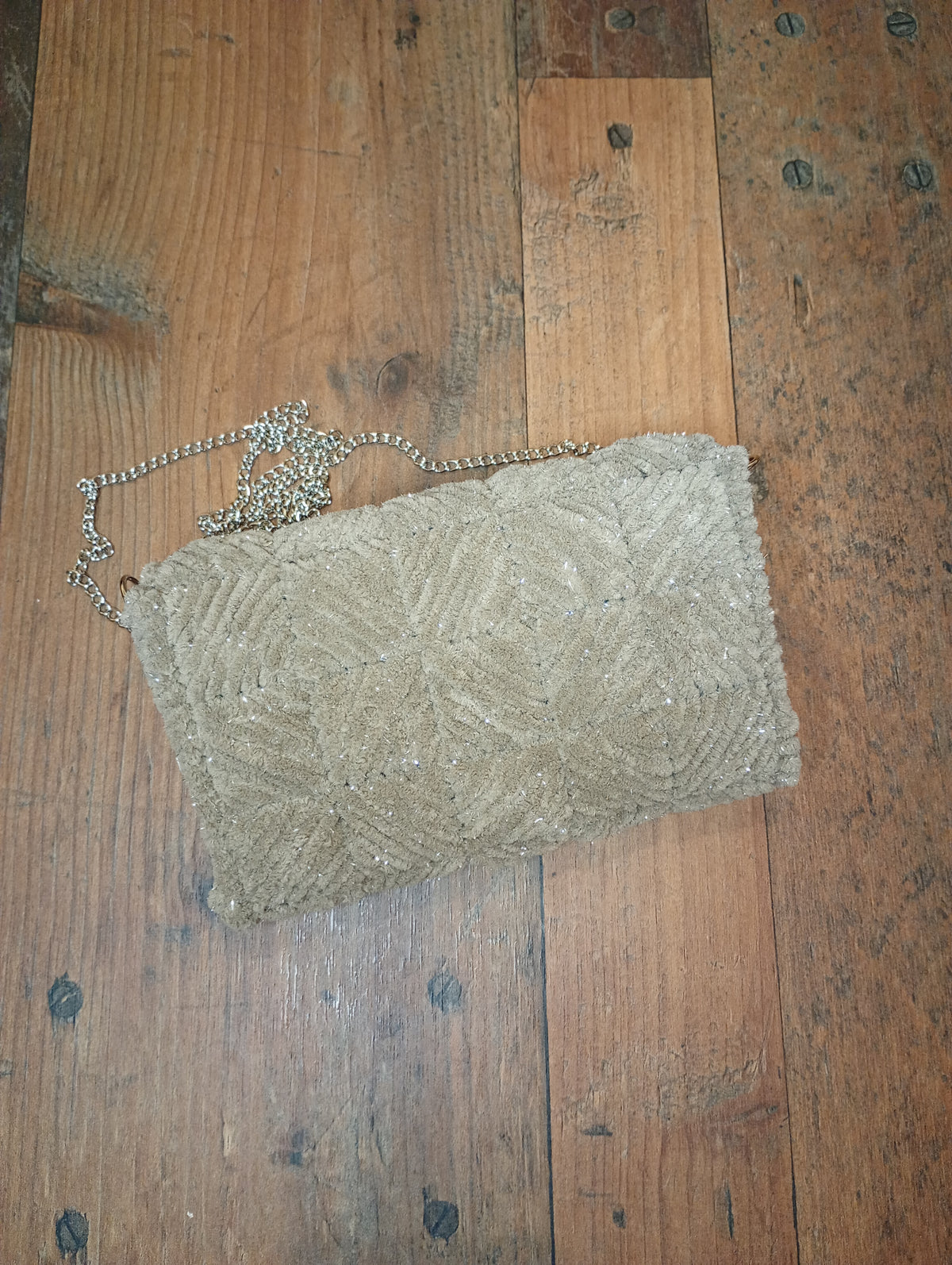 Rückseite der handgehäkelten Clutch-Tasche