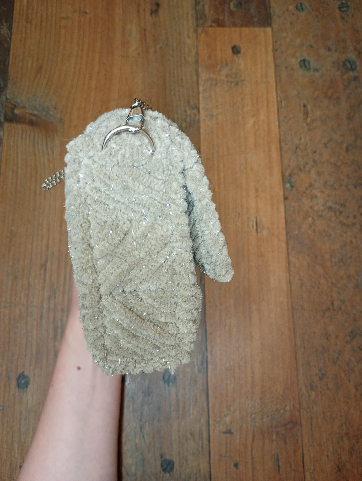Verschluss der handgehäkelten Clutch-Tasche