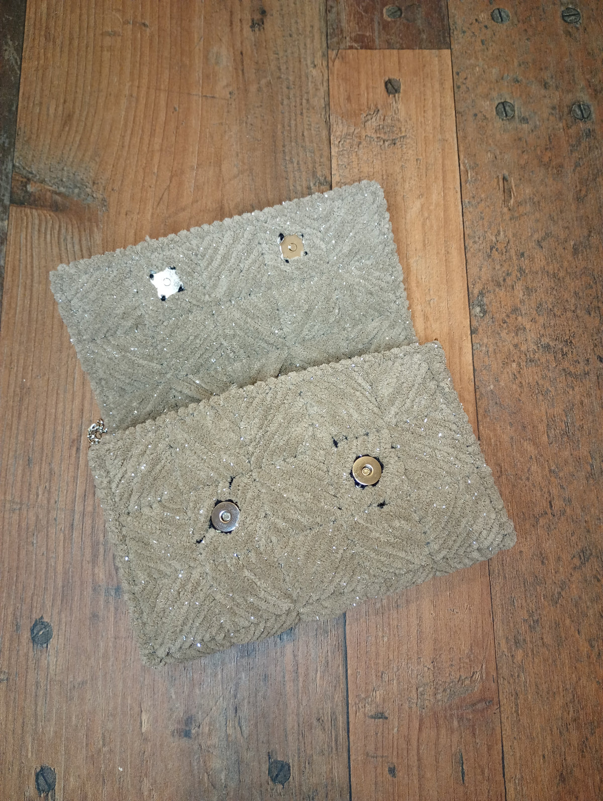 Seitenansicht der handgehäkelten Clutch-Tasche