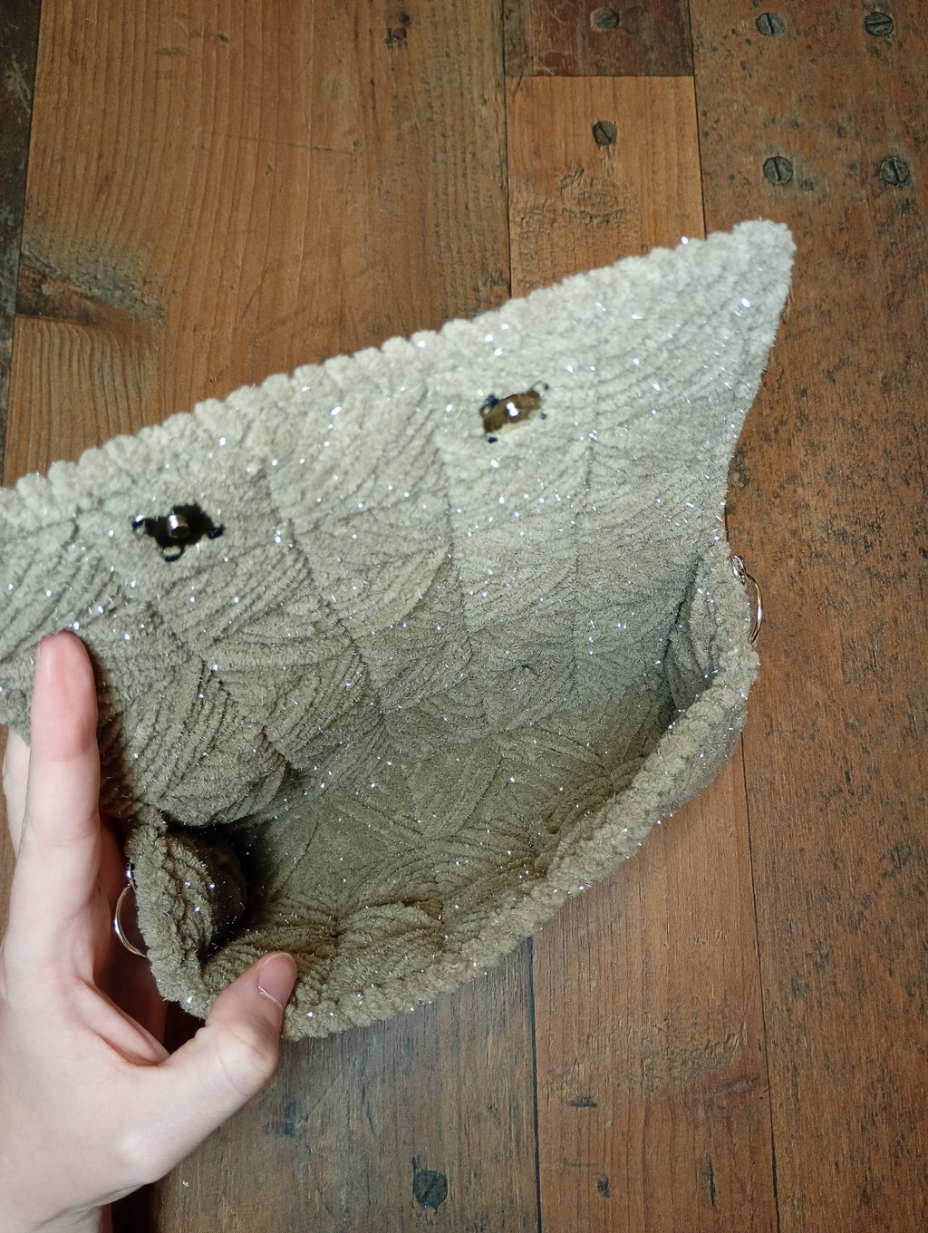 Handgehäkelte Clutch-Tasche mit Kettenriemen