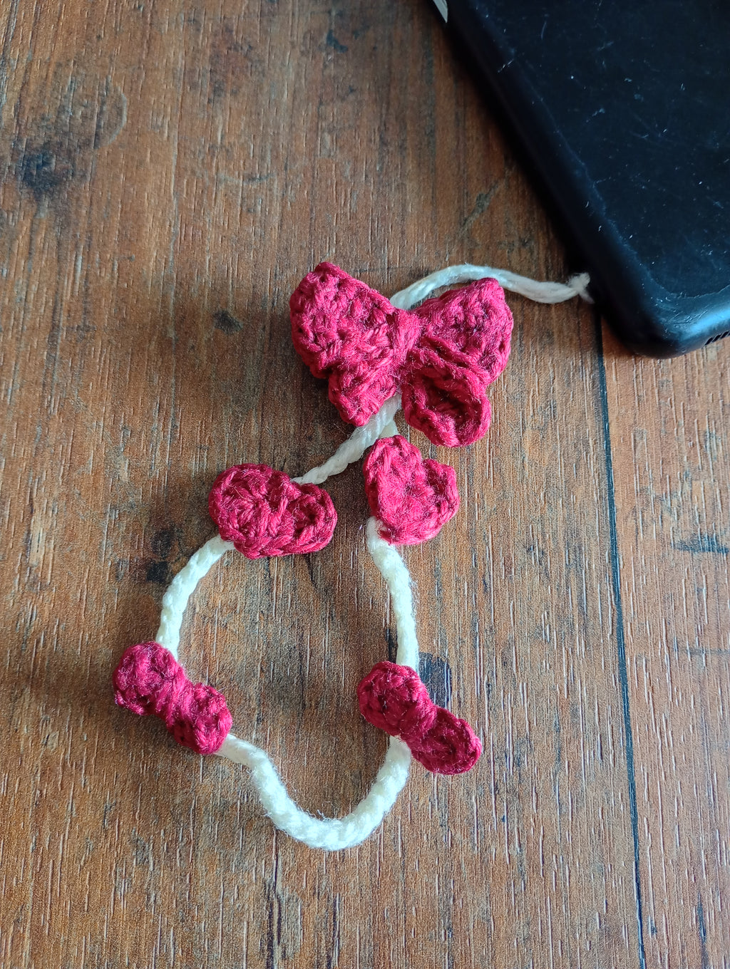 Handmade Phone Charm – Rot Schleifen & Herzen