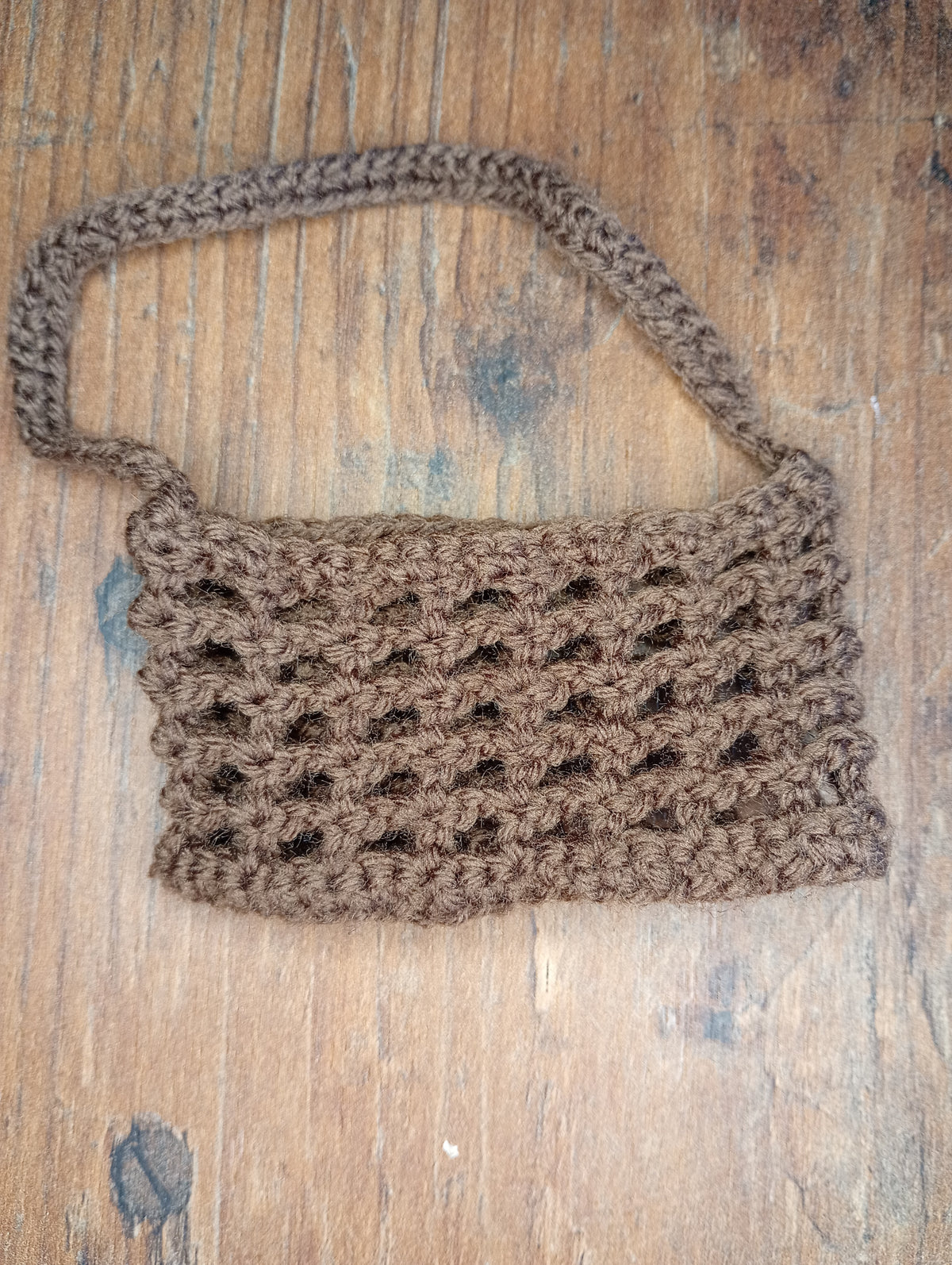 Brauner handgehäkelter Cup Cosy mit Tragehenkel