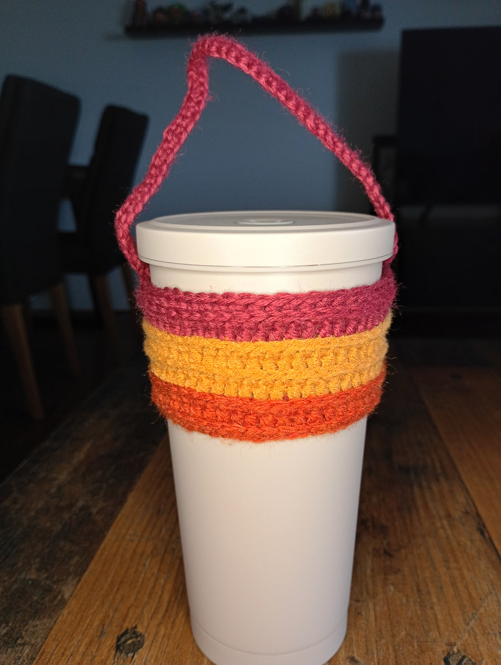 Bunter handgehäkelter Cup Cosy mit Tragehenkel