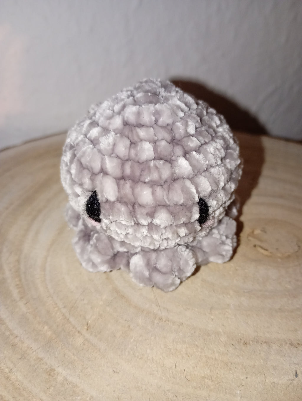 Gehäkelter grauer Oktopus, Frontansicht mit Augen