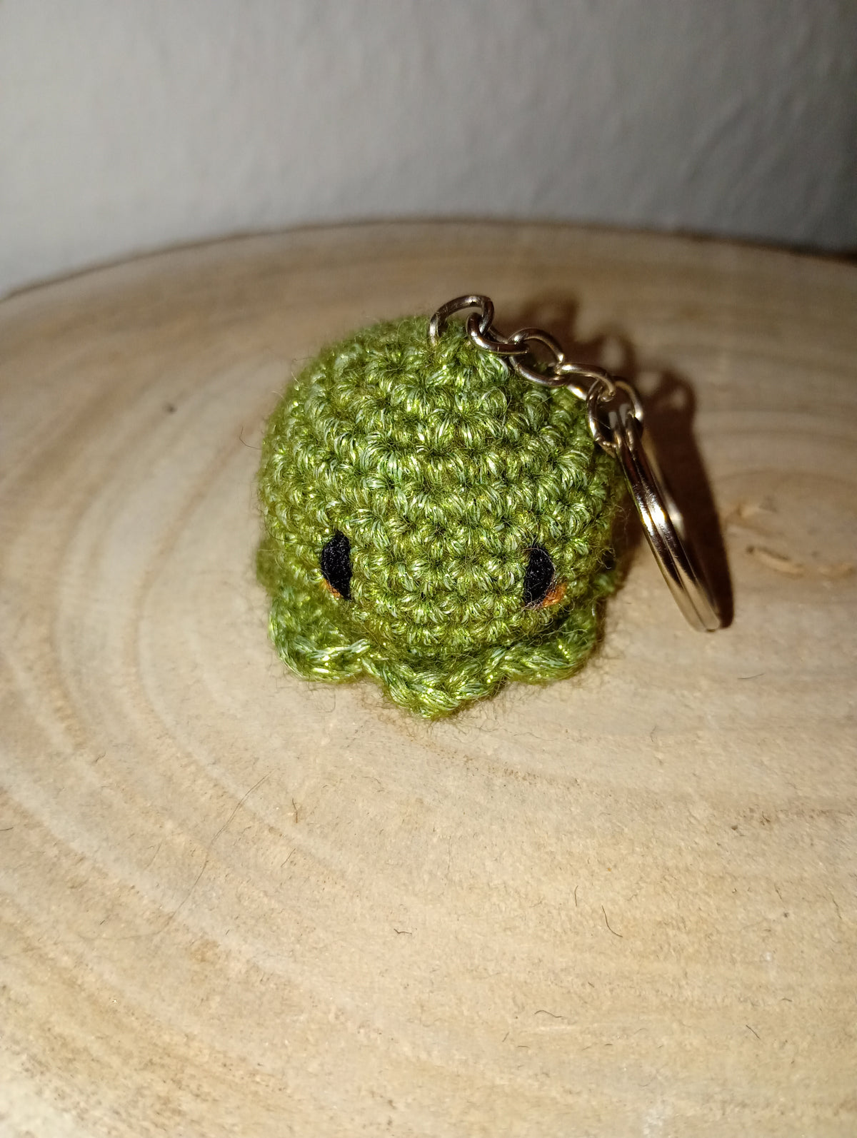 Gehäkelter Oktopus-Schlüsselanhänger in Glitzer Grün