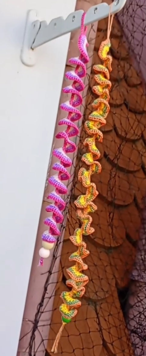 Gehäkelte Windspiele hängend – Rosa-Lila und Orange-Gelb-Grün