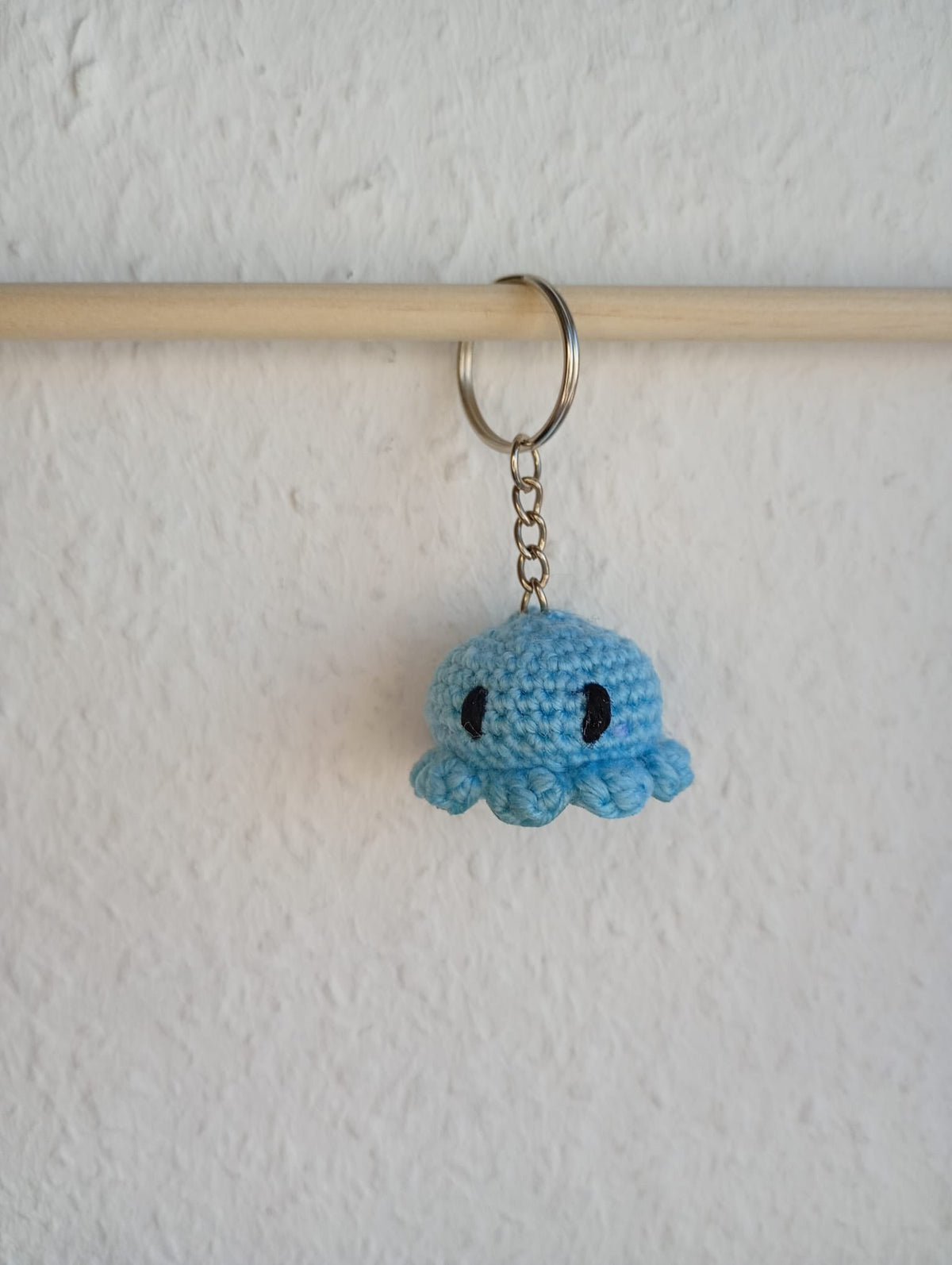 Gehäkelter blauer Oktopus Schlüsselanhänger hängend