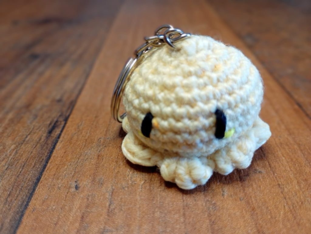 Gehäkelter gelber Oktopus Schlüsselanhänger von oben