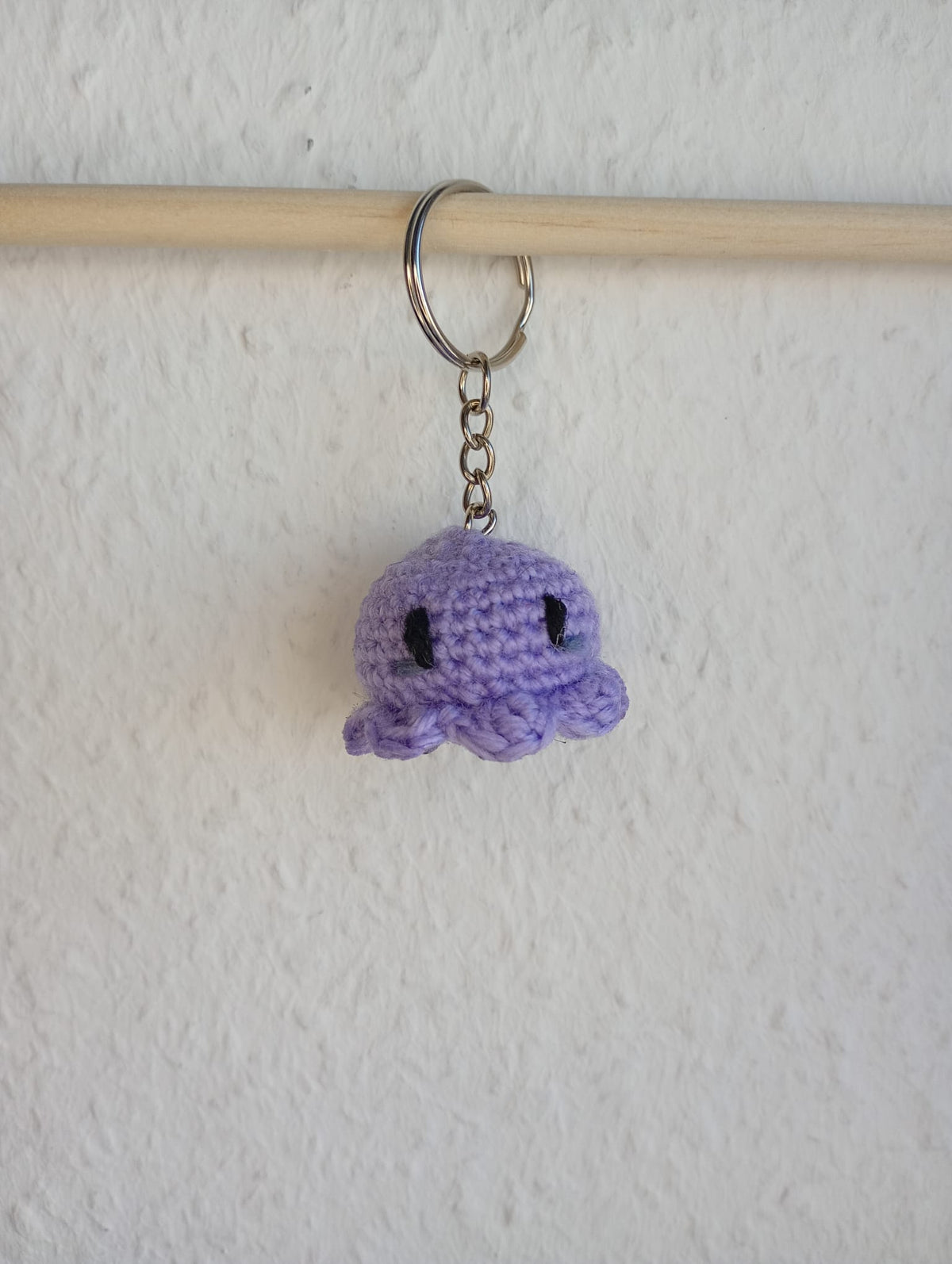 Gehäkelter lila Oktopus Schlüsselanhänger Seitenansicht