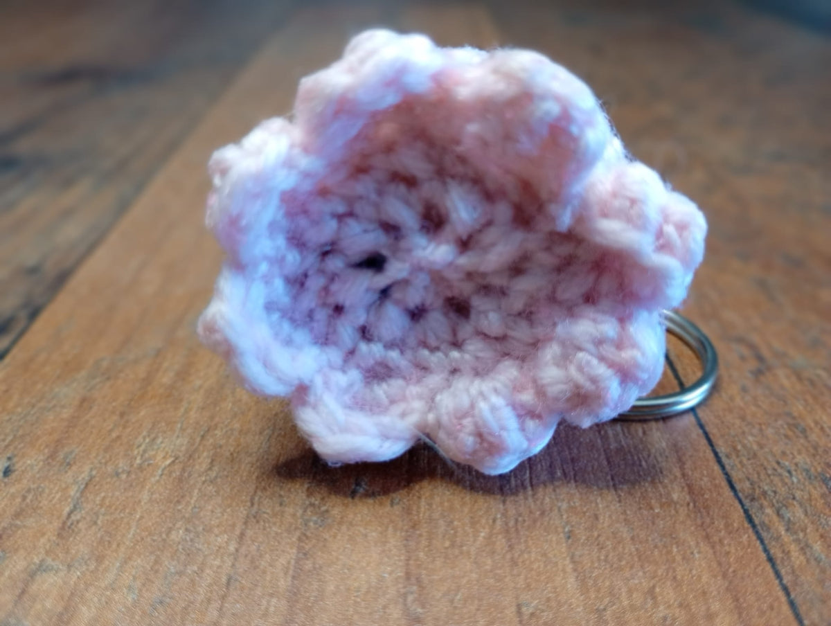 Gehäkelter rosa Oktopus Schlüsselanhänger von unten