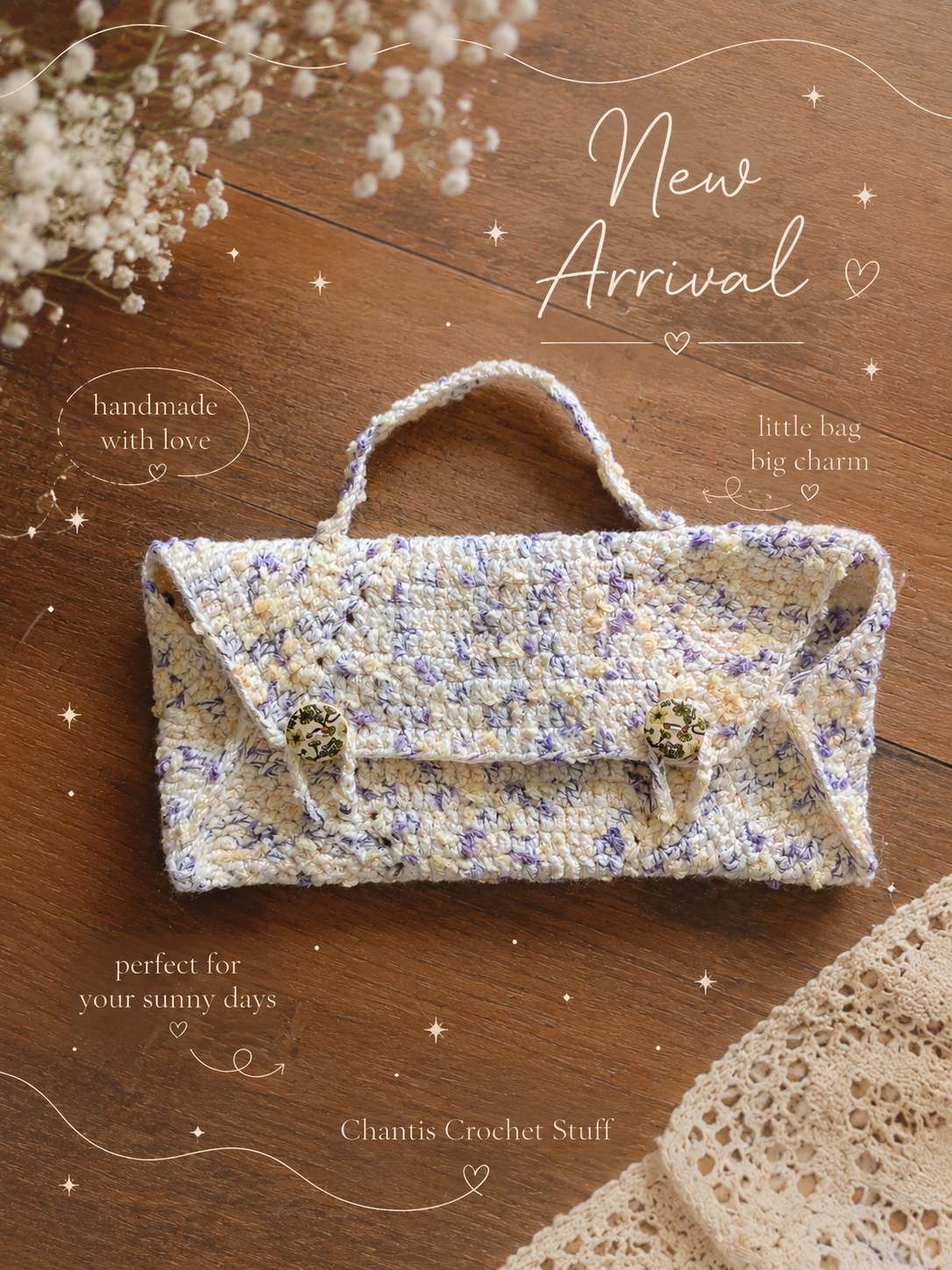 Gehäkelte Sommer-Handtasche – Cremeweis-Lila Chenille mit Blumenknopf