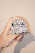 Lifestyle-Bild: Hand hält grauen Oktopus-Stressball (echtes Foto, optimiert)